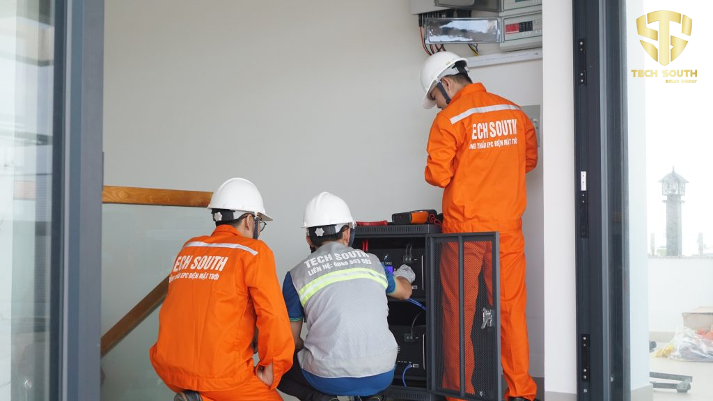 Quá trình lắp đặt hệ thống điện mặt trời bám tải trên mái nhà