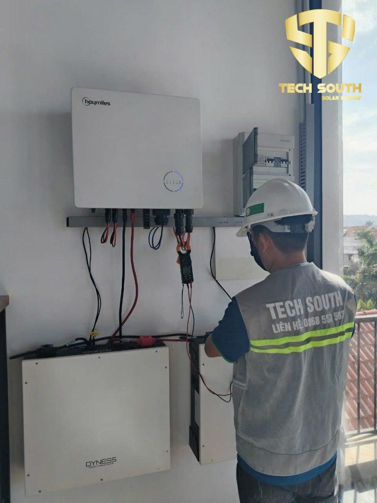 Kỹ thuật viên Tech South lắp đặt inverter cho hệ điện mặt trời mái nhà