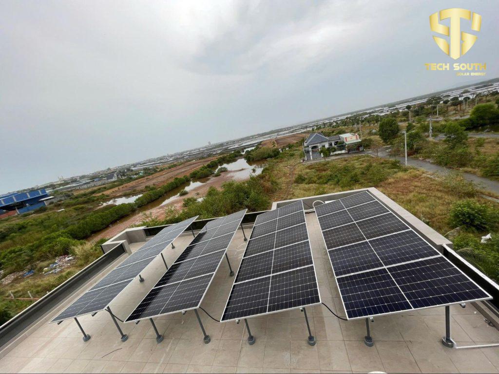 Lắp đặt hệ thống điện mặt trời hybrid.