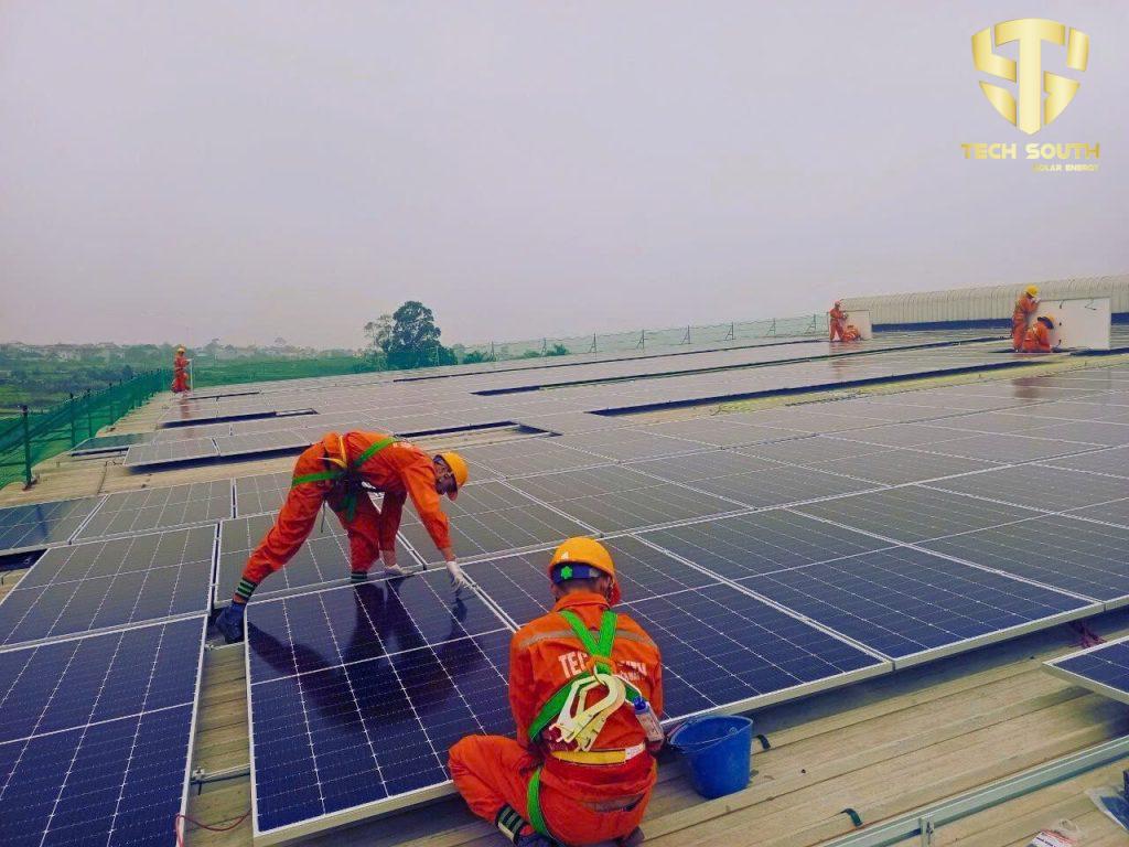 Kỹ thuật viên Tech South lắp tấm PV