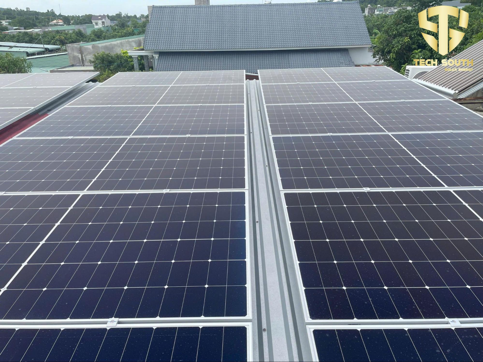 Tấm pin năng lượng mặt trời (Tấm PV) là gì? Giá bao nhiêu?